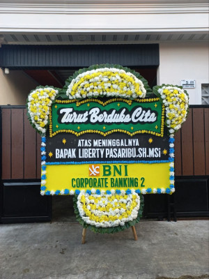Papan Bunga Duka di Rumah Tiga