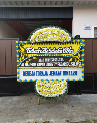 Papan Bunga Duka di Rumah Tiga