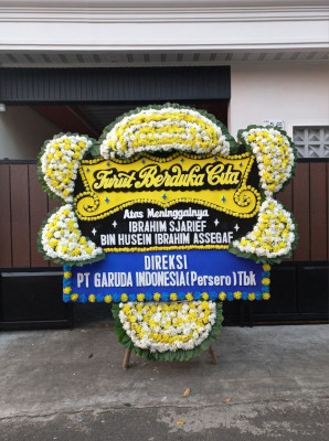 Papan Bunga Duka di Rumah Tiga