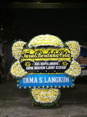 Papan Bunga Duka di Rumah Tiga
