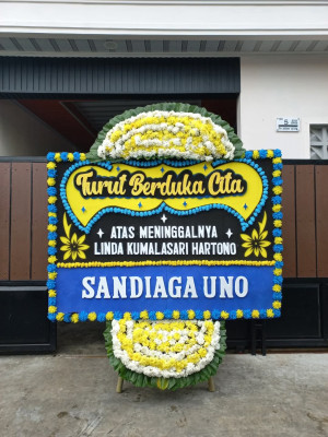 Papan Bunga Duka di Rumah Tiga