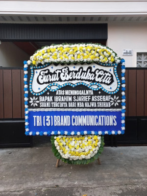 Papan Bunga Duka di Rumah Tiga